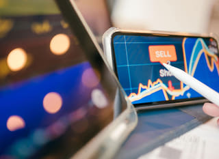 Analista che esamina opzioni su Bitcoin, Ethereum e forex su più mercati